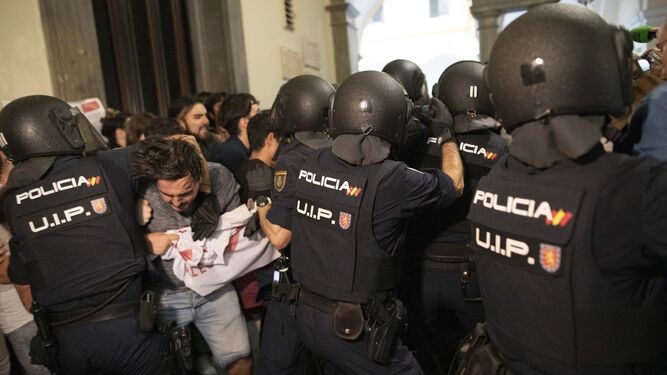 Nota de Prensa: Ante la agresión a decenas de estudiantes por parte de la extrema derecha y la policía